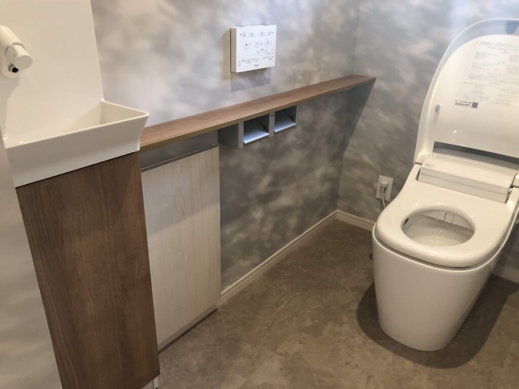 シューっと長い造作トイレ固定棚